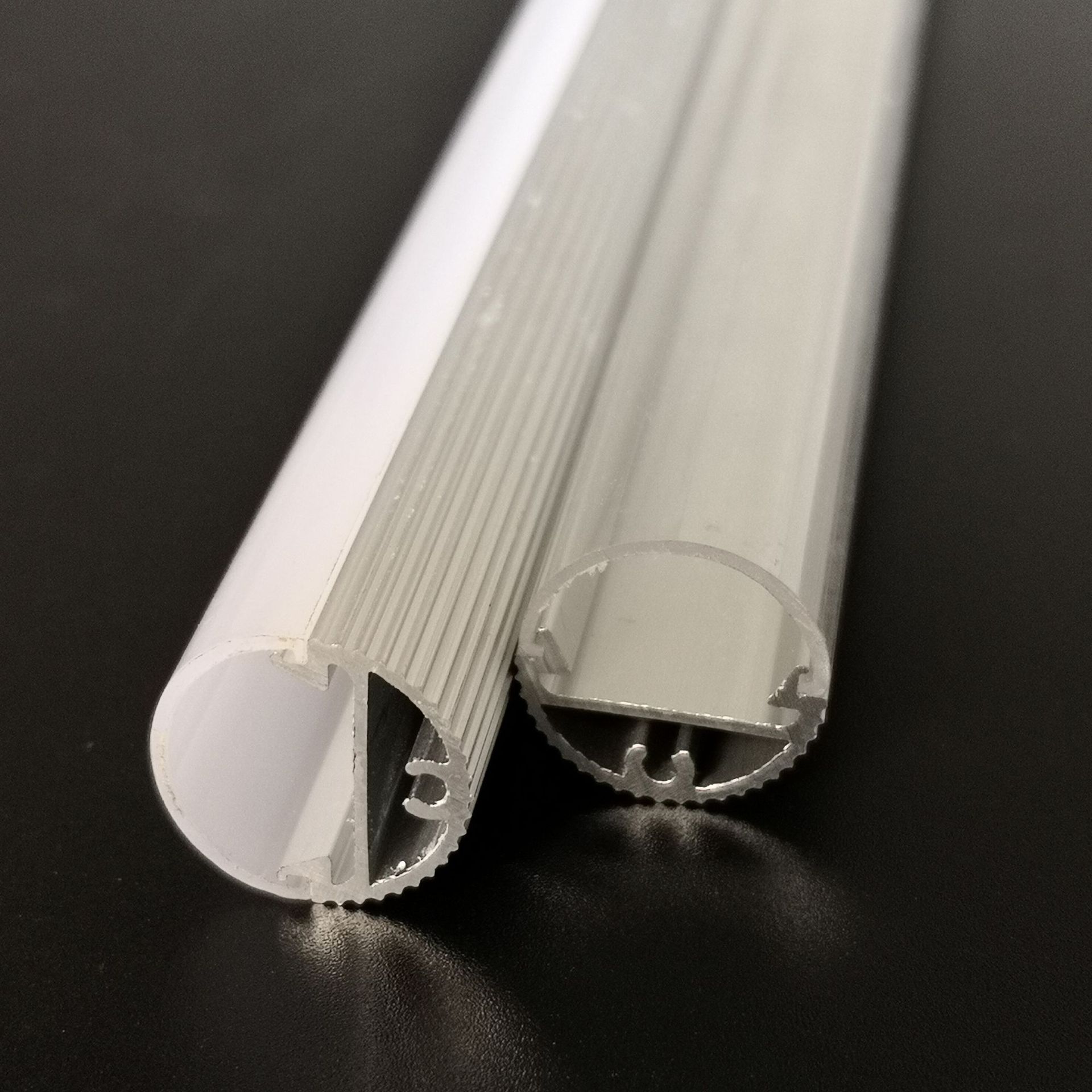 LED tube အိမ်ရာရှိ PC diffuser ကွဲအက်ရခြင်း၏ ဒုတိယအကြောင်းရင်း